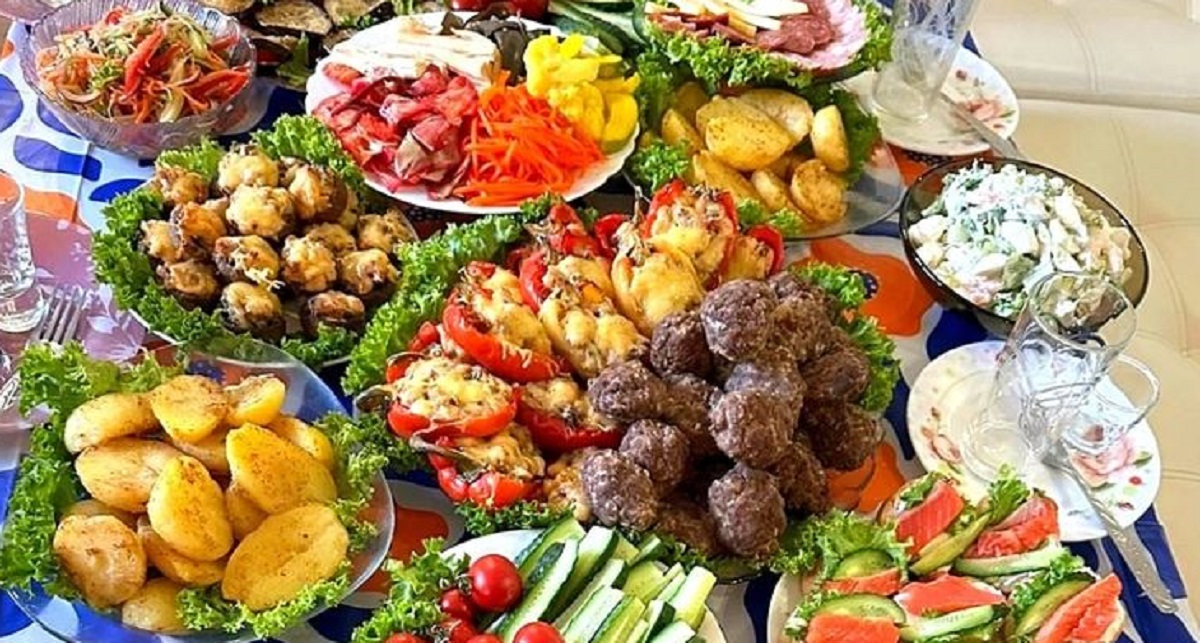 Узнайте, к чему снится щедро накрытый стол, пир или много вкусной еды — полное толкование снов с угощениями в разных контекстах.