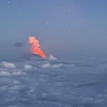 На Камчатке после мощного землетрясения началось извержение вулкана Ключевская Сопка. Туристы не отменяют туры, несмотря на природную опасность.
