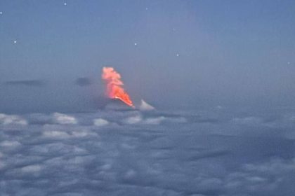 На Камчатке после мощного землетрясения началось извержение вулкана Ключевская Сопка. Туристы не отменяют туры, несмотря на природную опасность.