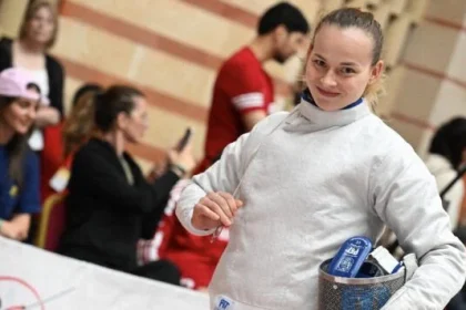 Юлия Бакастова победила нейтральную россиянку Софью Великую, майора армии РФ, на ЧМ-2025 по фехтованию. Этот поединок вызвал широкий резонанс.