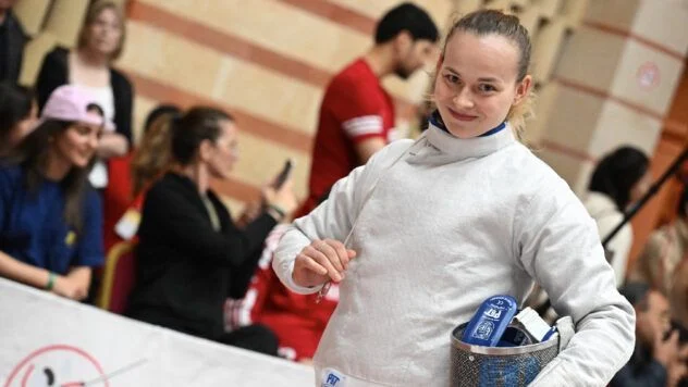 Юлия Бакастова победила нейтральную россиянку Софью Великую, майора армии РФ, на ЧМ-2025 по фехтованию. Этот поединок вызвал широкий резонанс.
