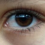 Что означает подёргивание глаза, когда это норма, а когда — тревожный симптом? Причины, риски и советы — в подробном обзоре.
