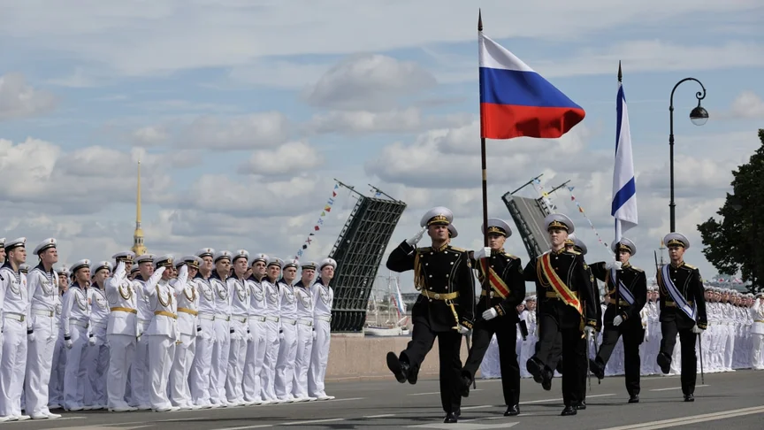 впервые в россии отменили главный парад ко Дню ВМФ в Санкт-Петербурге. Причина — безопасность, сообщил пресс-секретарь кремля Песков.