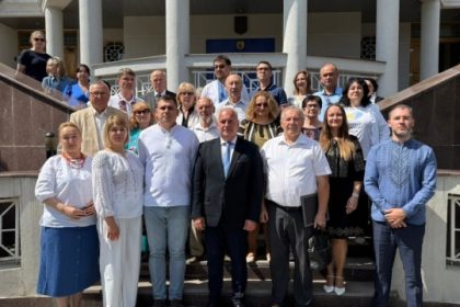 В Посольстве Украины в Молдове отметили годовщину Независимости встречей с украинскими организациями и передачей 1000 учебников школе «Азбука».