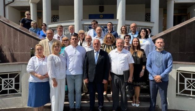В Посольстве Украины в Молдове отметили годовщину Независимости встречей с украинскими организациями и передачей 1000 учебников школе «Азбука».
