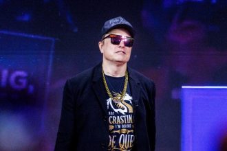 Искусственный интеллект Grok попал в скандал после утечки 370 тысяч чатов, содержащих опасные советы, включая изготовление наркотиков и взрывчатки.