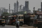 Индия прекращает закупку российской нефти после угроз США ввести 25% пошлину, что является частью политического давления на страну в отношении ее энергетических связей с Россией.