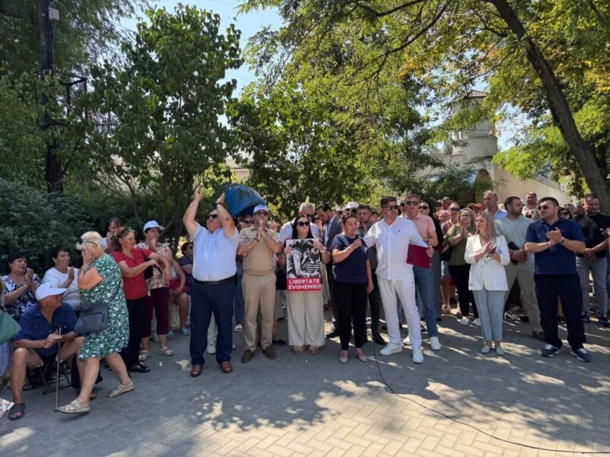 В Кишинёве прошёл митинг в поддержку Евгении Гуцул, приговорённой к 7 годам за незаконное финансирование партии «Шор». Полиция заявила о проплате акции.
