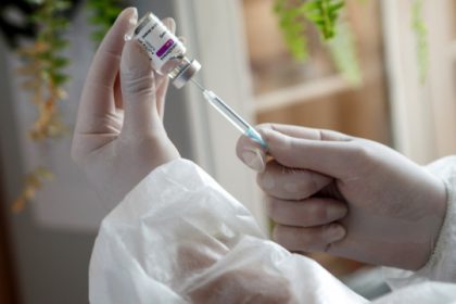 Молдова разрешила вакцинацию подростков от COVID-19 препаратом Pfizer для детей от 12 лет, учитывая рост случаев заражения среди молодежи.