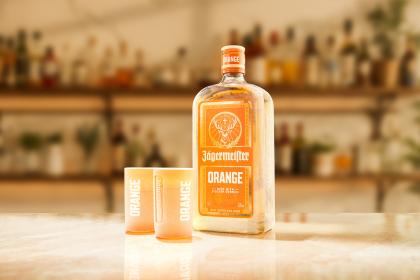 Jägermeister Orange – новый апельсиновый ликер. Узнайте, как он сочетает уникальные вкусовые качества, цену и отзывы покупателей. Все подробности о ликере Jägermeister.