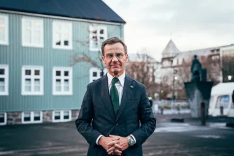 Шведский премьер Ульф Кристерссон попал под критику после признания, что использует ChatGPT для принятия политических решений. Эксперты выражают беспокойство