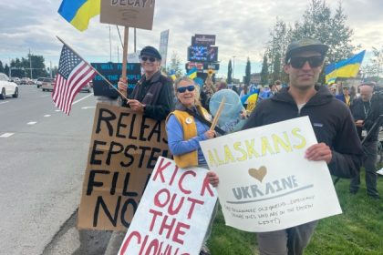 На Аляске перед саммитом Трампа и Путина прошел проукраинский митинг в поддержку Украины и против визита президента России.