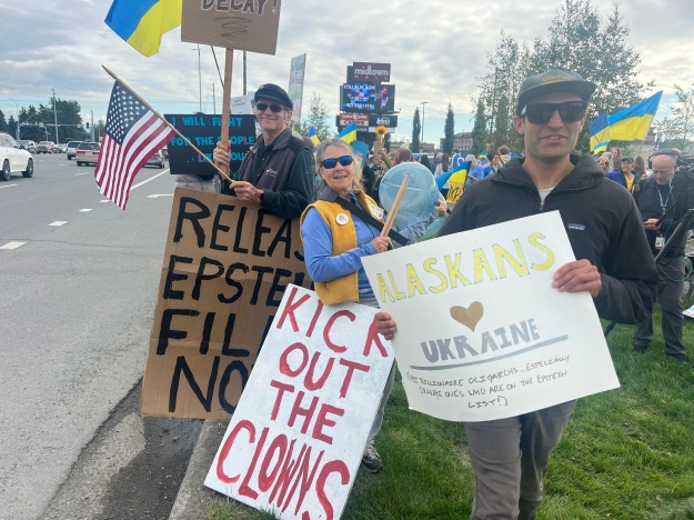 На Аляске перед саммитом Трампа и Путина прошел проукраинский митинг в поддержку Украины и против визита президента России.