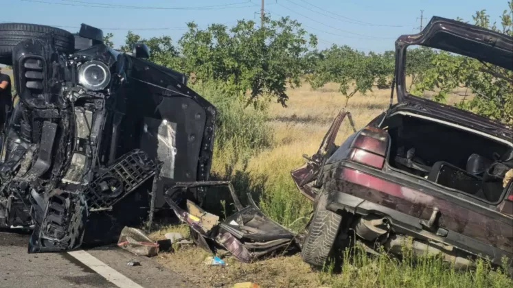 В Кагульском районе произошло ДТП, в котором погибли двое человек, а трое детей были госпитализированы. Подробности аварии и вызовы к водителям.
