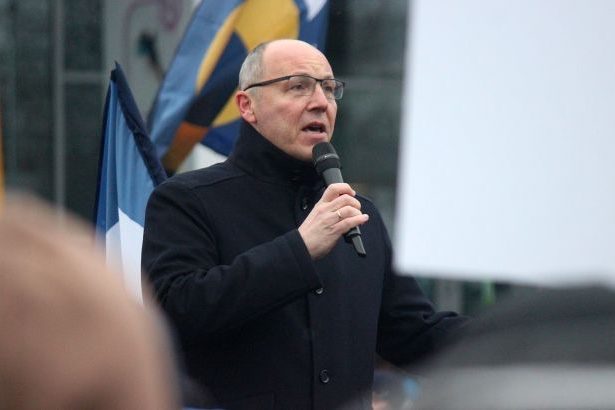 30 августа во Львове застрелен Андрей Парубий. Власти расследуют убийство экс-спикера Рады. В сети выложено видео момента убийства.