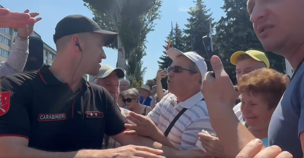 В Кишиневе произошли стычки между сторонниками и противниками Евгении Гуцул, осуждённой на 7 лет за финансирование пророссийской партии "Шор".