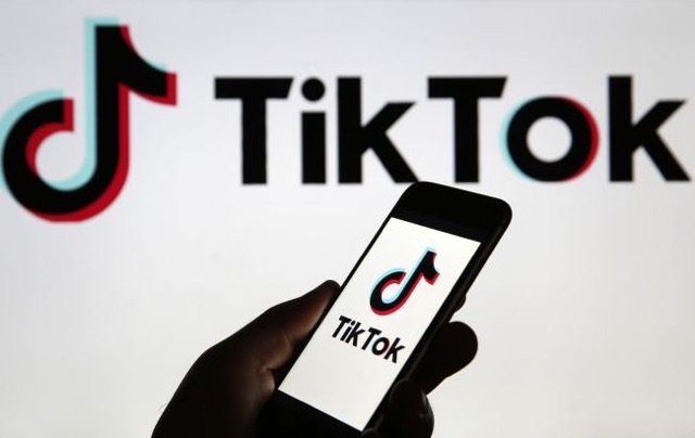 TikTok превращается в мощный инструмент общения: теперь голосовые, фото и видео доступны прямо в чатах.