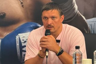 Александр Усик получил почётную медаль Федерации бокса Молдовы и обратился к молодым спортсменам с мотивационной речью о патриотизме.