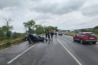 На трассе в Сынжерей Mercedes выехал на встречную полосу и столкнулся с грузовиком. Двое пострадавших госпитализированы, полиция ведет расследование.