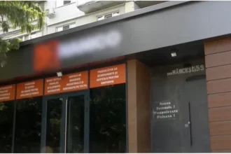 В Кишинёве бизнесмен забетонировал главный вход в пятиэтажку. Жители лишены доступа к подъезду и вынуждены пользоваться аварийным выходом.