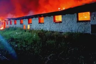 В Рышканском районе ночью сгорела крыша фермы на 1400 м². Пожарные спасли 300 коз и предотвратили взрыв газового баллона.