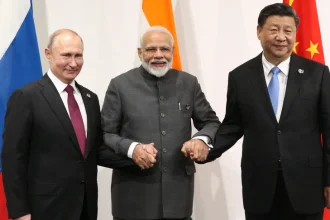 Дональд Трамп заявил, что Россия и Индия встали на сторону Китая. Он обвинил страны вместе с КНДР в сговоре против США. Кремль отверг обвинения.