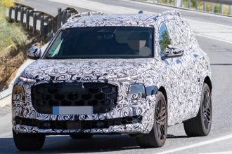Audi Q9 2026 года — флагманский SUV с тремя рядами, новыми моторами и технологиями будущего для всей семьи.