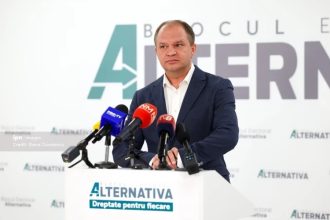 Ион Чебан приостановил полномочия мэра Кишинёва, чтобы участвовать в парламентских выборах 28 сентября и посетил Рим, несмотря на запрет.