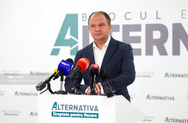 Ион Чебан приостановил полномочия мэра Кишинёва, чтобы участвовать в парламентских выборах 28 сентября и посетил Рим, несмотря на запрет.