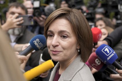 Санду заявила, что Россия использует ботов и священников для влияния на выборы и подрыва демократии в Молдове перед голосованием.