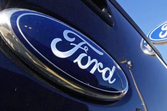 Ford отзывает 1,5 млн авто в США из-за сбоя в камерах заднего вида; устройства заменят бесплатно у дилеров, включая продукцию Magna.