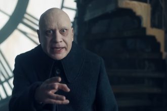 Netflix запускает спин-офф «Уэнсдей», где главным героем станет дядя Фестер — эксцентричный и харизматичный персонаж вселенной Аддамсов.