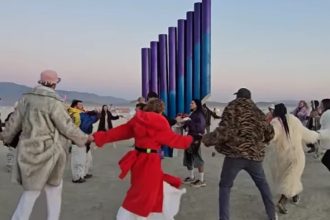 На фестивале Burning Man в США молдаване станцевали хору под нае, звучавший из футуристической инсталляции Flute from the Future.