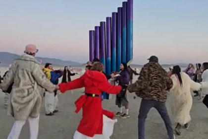 На фестивале Burning Man в США молдаване станцевали хору под нае, звучавший из футуристической инсталляции Flute from the Future.