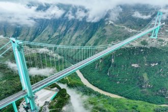 Самый высокий мост в мире открылся в Китае: Huajiang Bridge соединяет районы провинции Гуйчжоу и сокращает путь с 2 часов до 2 минут.