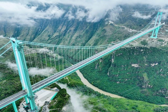 Самый высокий мост в мире открылся в Китае: Huajiang Bridge соединяет районы провинции Гуйчжоу и сокращает путь с 2 часов до 2 минут.