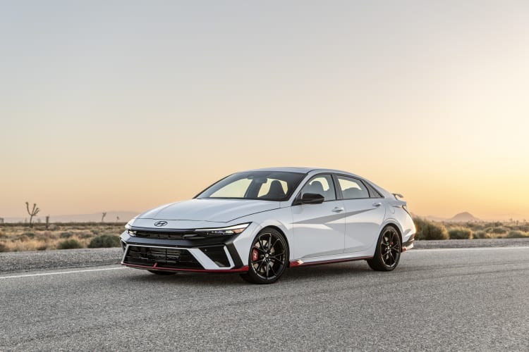 Гибридная Elantra N 2026 объединяет дерзкий дизайн и мощную установку, открывая новую эру спортивных седанов Hyundai с экологичным акцентом.