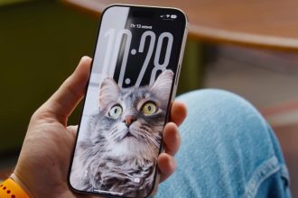 Обновление iOS 26 вышло 15 сентября. Новые функции и визуал впечатляют, но безопасно ли обновлять ваш iPhone? Сравниваем и делаем вывод.