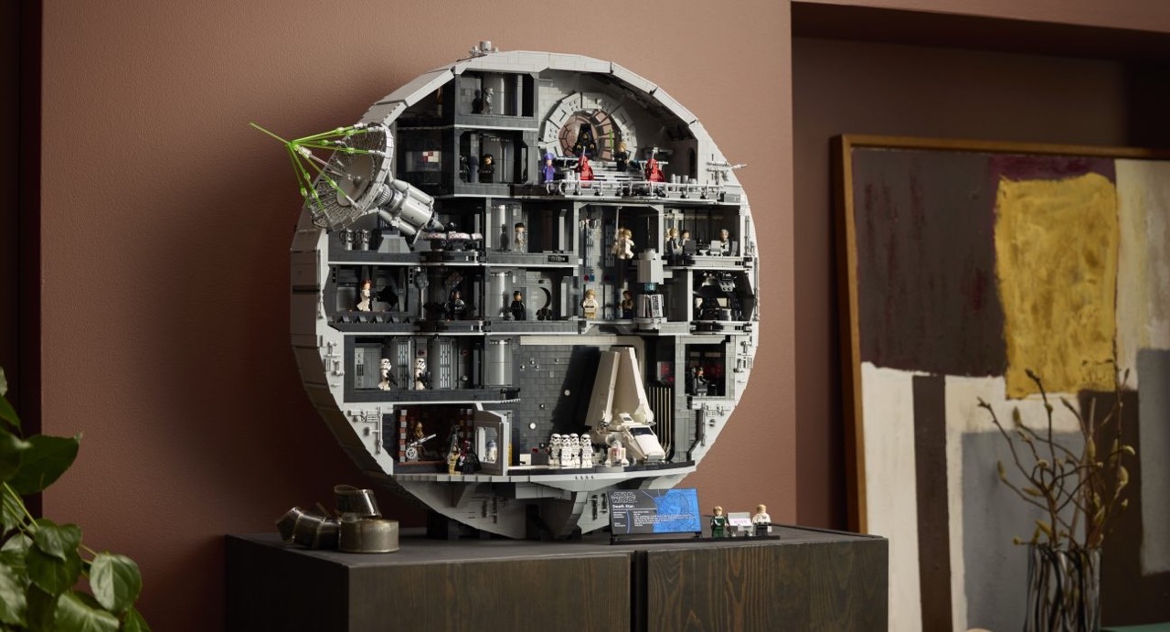 Набор LEGO Death Star UCS за $999,99 с 9023 деталями и 38 минифигурками стал рекордом 2025 года и желанным объектом для фанатов.