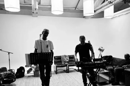 Massive Attack удалили музыку из Spotify из-за инвестиций основателя платформы в компанию, разрабатывающую военные ИИ‑технологии и дроны.