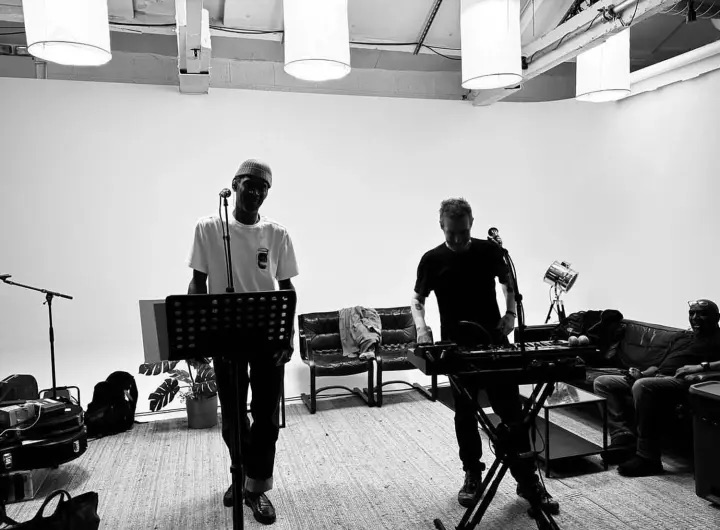 Massive Attack удалили музыку из Spotify из-за инвестиций основателя платформы в компанию, разрабатывающую военные ИИ‑технологии и дроны.