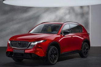 Mazda CX-5 третьего поколения выходит в Европе. Рассказываем, когда ждать кроссовер, какие опции доступны и сколько стоит гибридная версия.