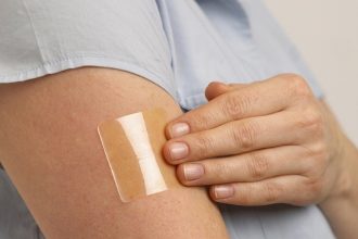 Никотиновый пластырь помогает избавиться от зависимости, снизить тягу к сигаретам и успешно бросить курить без стресса.