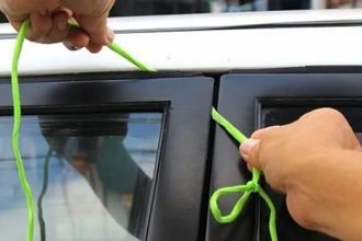 Узнайте, как открыть автомобиль, если ключи остались внутри: безопасные методы, помощь специалистов и советы.