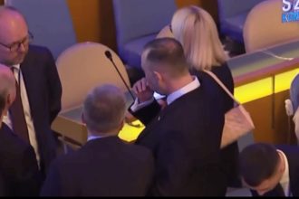 Президент Польши Кароль Навроцкий спровоцировал скандал на Генассамблее ООН: камеры сняли, как он использует снюс прямо во время заседания.