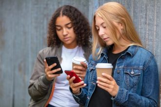 Meta усиливает защиту подростков: Teen Accounts расширяются, школы получают инструменты против буллинга, курс по онлайн-безопасности.
