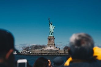 С 30 сентября 2025 года въезд в США по системе ESTA для граждан ЕС подорожает почти вдвое — с $21 до $40, включая новый туристический сбор.