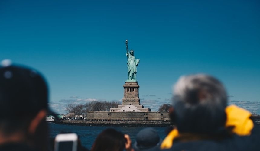 С 30 сентября 2025 года въезд в США по системе ESTA для граждан ЕС подорожает почти вдвое — с $21 до $40, включая новый туристический сбор.