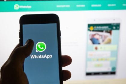 WhatsApp запустил функцию офлайн перевода сообщений прямо в приложении, доступную на Android и iPhone с сохранением конфиденциальности.
