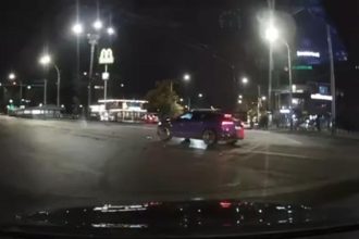 Момент ДТП с участием Lamborghini Urus в столице попал на видео. Авария произошла 9 октября в плотном потоке машин, пострадали оба авто.
